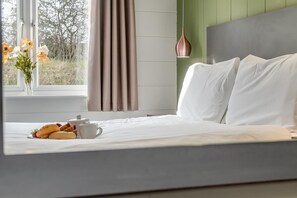 Tabla de planchar con plancha, wifi gratis y ropa de cama 