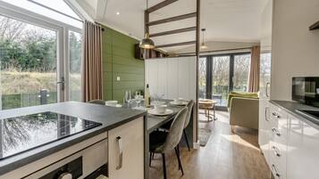 Micro-ondes, four, batterie de cuisine, vaisselle et ustensiles