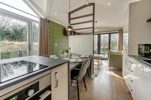 Microondas, horno y utensilios de cocina 