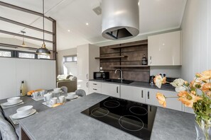 Microwave, oven, cookware/dishes/utensils - 2 Bed in Oulton Broad (oc-m31734) (Oulton Broad)