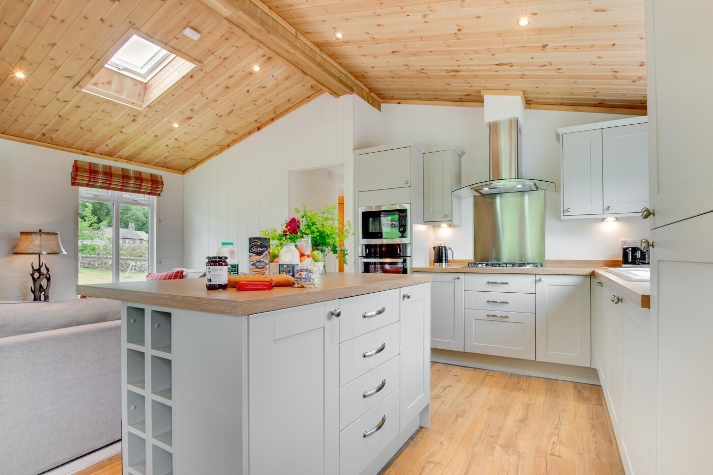 Microwave, oven, dishwasher, cookware/dishes/utensils