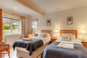6 bedrooms, iron/ironing board, travel crib, WiFi (free) - 6 Bed in Padstow (oc-p00774) (Constantine Bay)