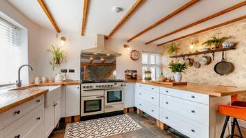 Microwave, oven, dishwasher, cookware/dishes/utensils