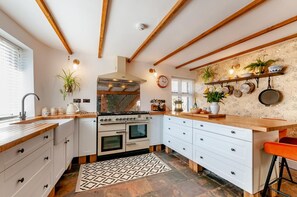 Microwave, oven, dishwasher, cookware/dishes/utensils - 3 Bed in Sandwich (oc-g31050) (Sandwich)