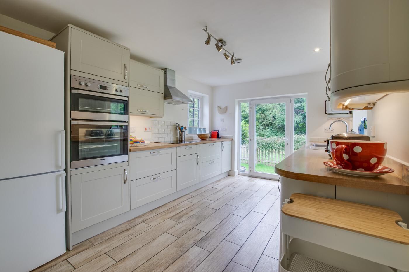 ميكروويف، فرن، غسالة أطباق، كرسي للأطفال