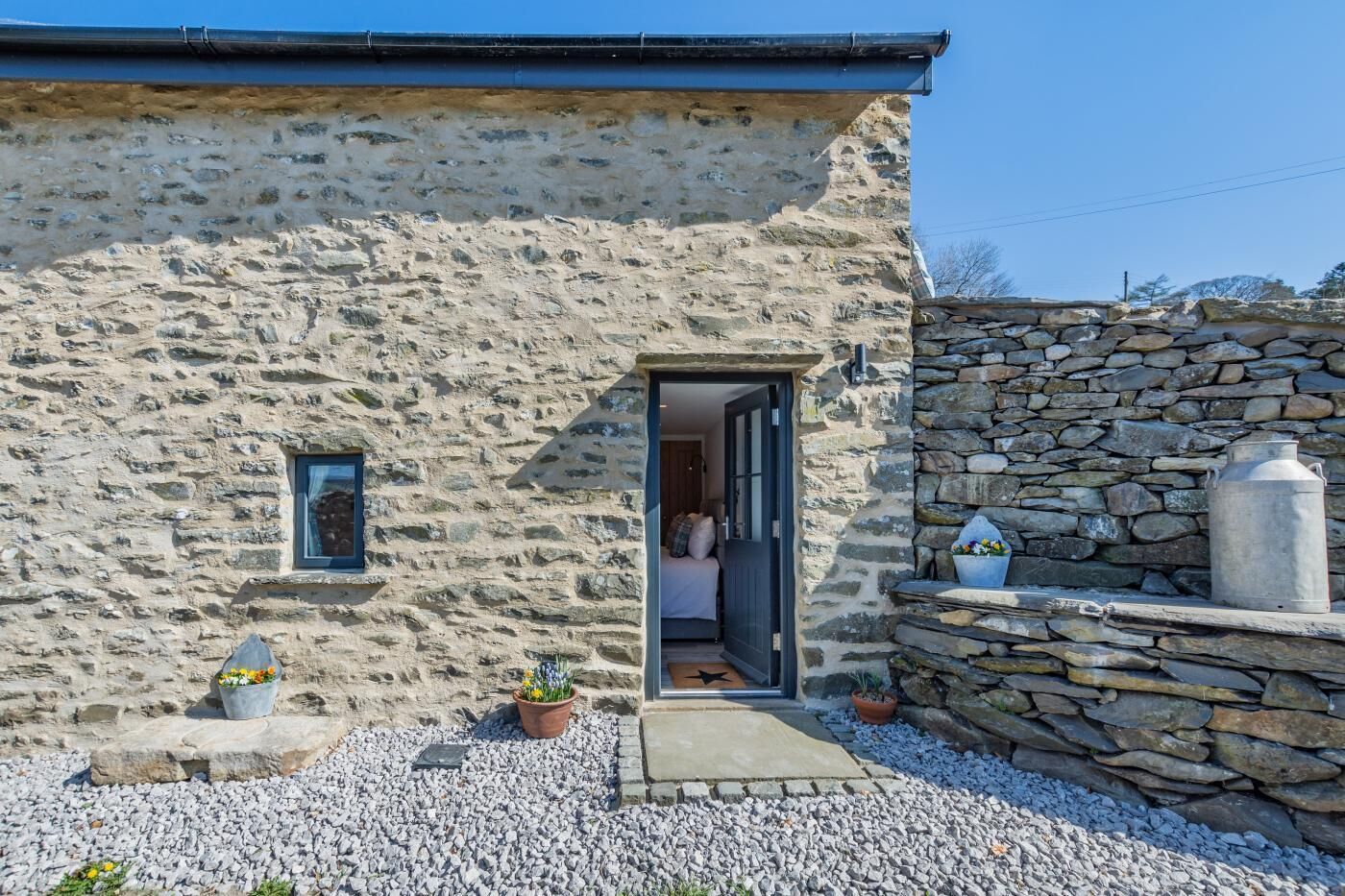 المنشأة من  الخارج