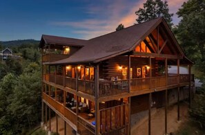 Exterior - Spacious Gatlinburg getaway spacious for up to 12 guests. (Gatlinburg)