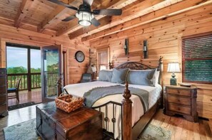 4 bedrooms, desk, iron/ironing board, free WiFi - Spacious Gatlinburg getaway spacious for up to 12 guests. (Gatlinburg)
