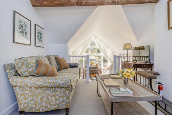 TV, fireplace - 1 Bed in Culmington (oc-t31830) (Culmington)