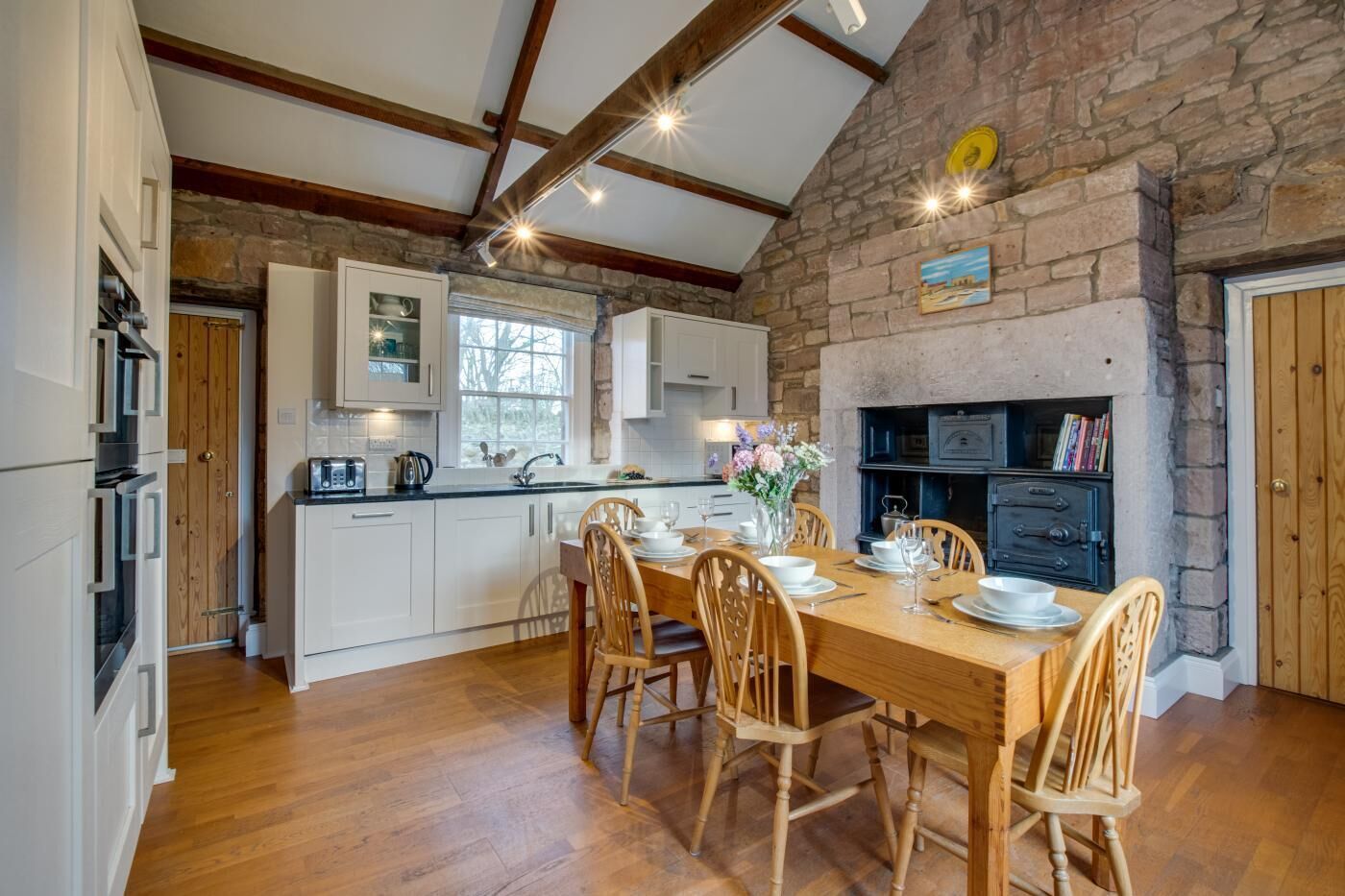 Fogão, lava-louças, cadeirão de bebê