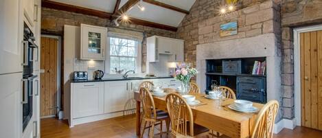 Fogão, lava-louças, cadeirão de bebê