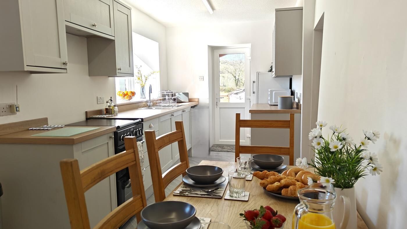 Microwave, oven, dishwasher, cookware/dishes/utensils