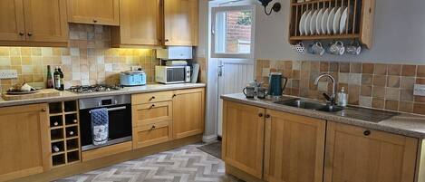 Ofen, Geschirrspüler, Hochstuhl, Kochgeschirr/Geschirr/Besteck