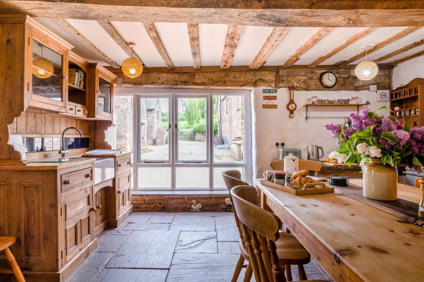 Micro-ondas, fogão, lava-louças, talheres/pratos/utensílios de cozinha