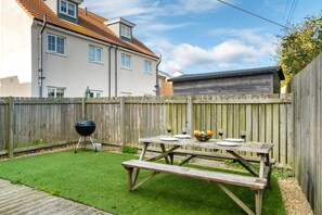 Outdoor dining - 3 Bed in Beadnell (oc-gd1173) (Beadnell)