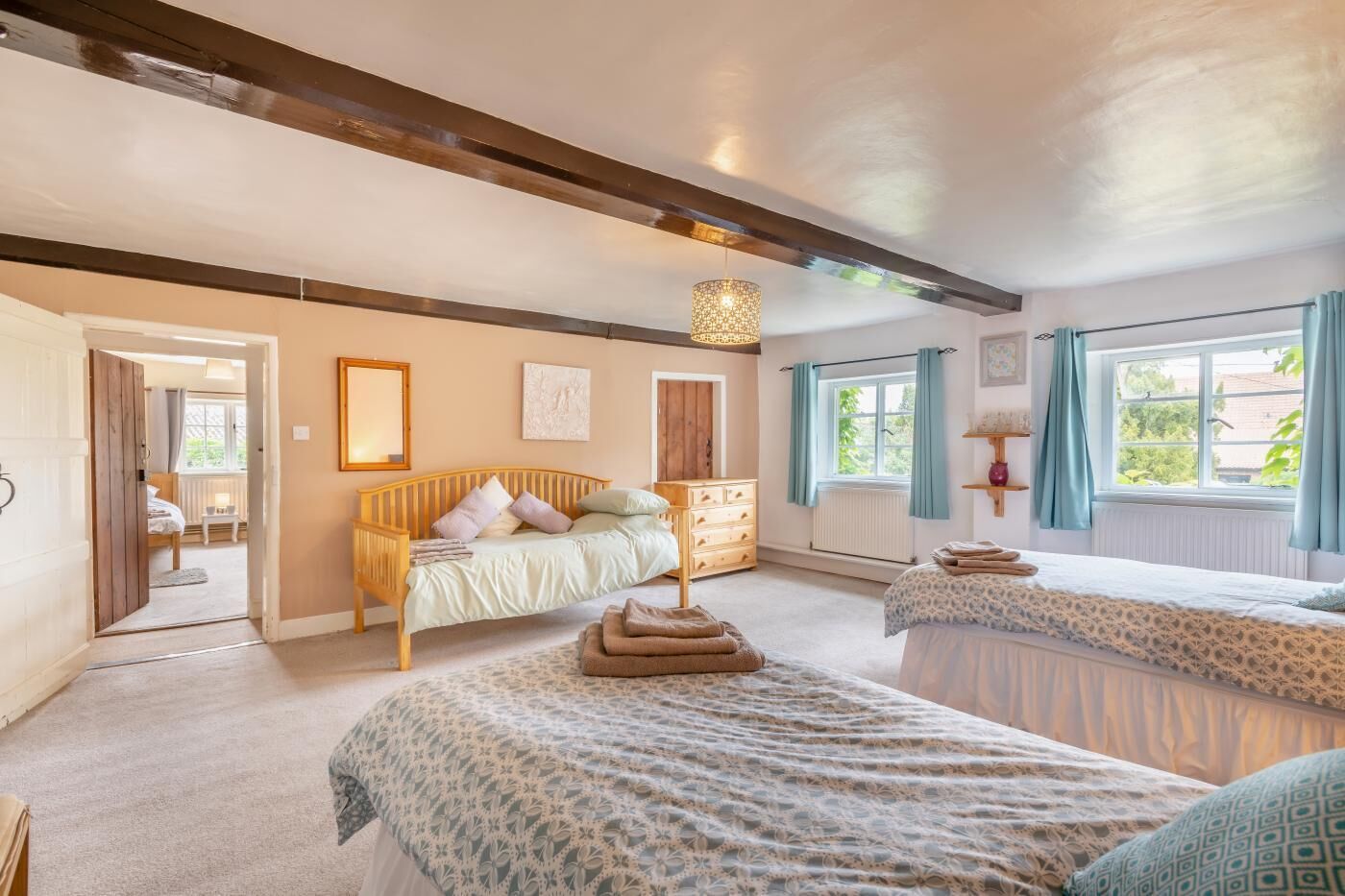 Planxa i posts de planxar, wifi gratuïta i roba de llit 