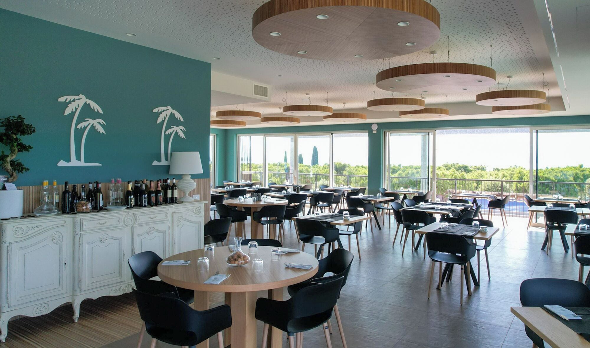 Café da manhã com buffet grátis todos os dias