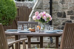 Outdoor dining - 4 Bed in Bamburgh (oc-gd1264) (Bamburgh)
