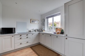 Oven, dishwasher, cookware/dishes/utensils - 1 Bed in Seahouses (oc-gd1735) (Seahouses)