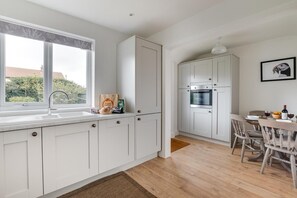 Oven, dishwasher, cookware/dishes/utensils - 1 Bed in Seahouses (oc-gd1735) (Seahouses)