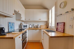 Oven, dishwasher, high chair, cookware/dishes/utensils - 2 Bed in Bamburgh (oc-gd1345) (Bamburgh)
