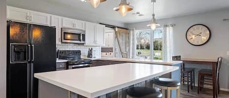 Kjøleskap, mikrobølgeovn, ovn og kokeplater