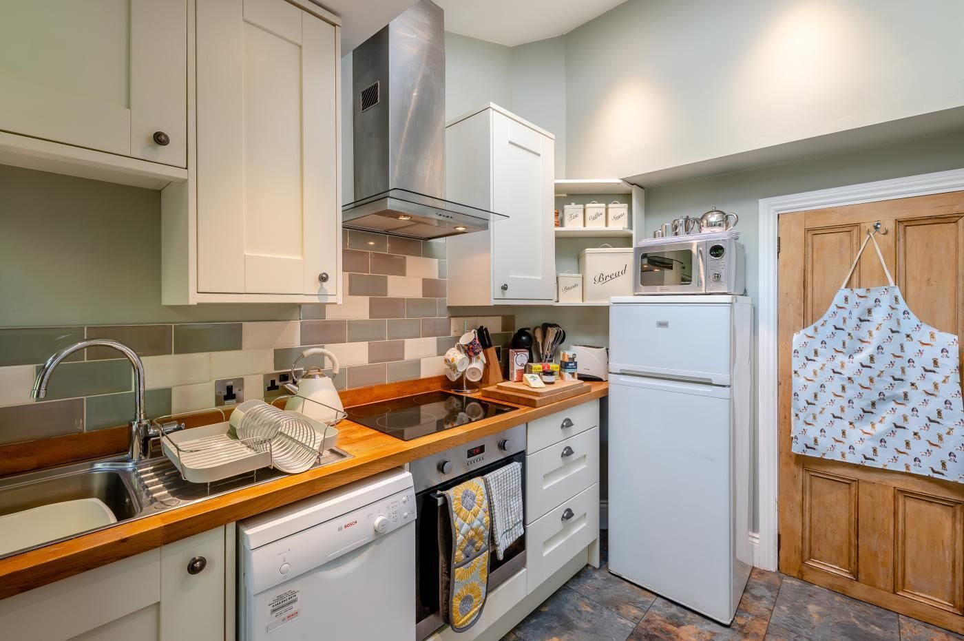 Microondas, horno, lavavajillas y periquera 