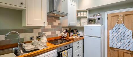 Microondas, horno, lavavajillas y periquera