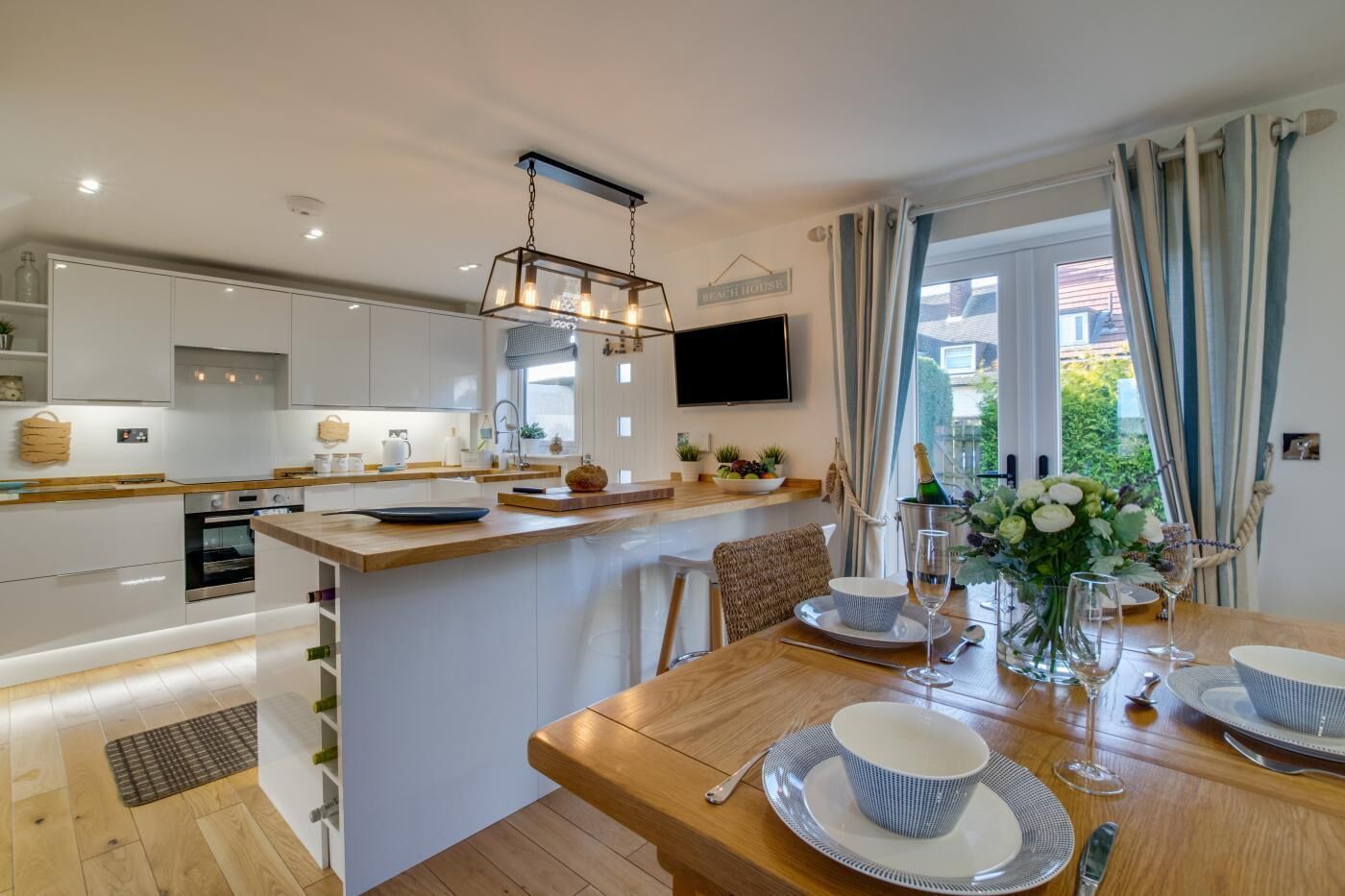 Ofen, Geschirrspüler, Hochstuhl, Kochgeschirr/Geschirr/Besteck