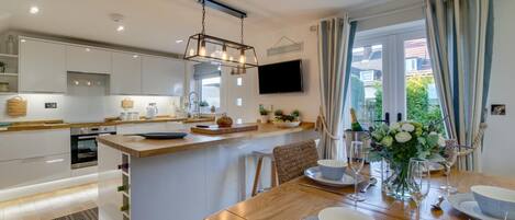 Horno, lavavajillas, silla alta para bebés, utensilios de cocina