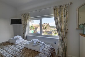 Travel cot, free WiFi, bed sheets - 2 Bed in Bamburgh (oc-gd1352) (Bamburgh)