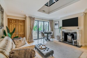 TV, fireplace - 6 Bed in Worthing (oc-w31944) (Worthing)