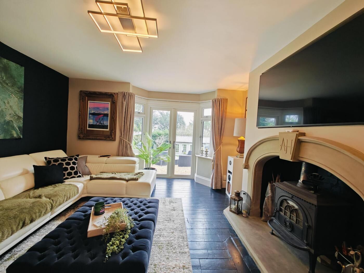 Televisión y chimenea 