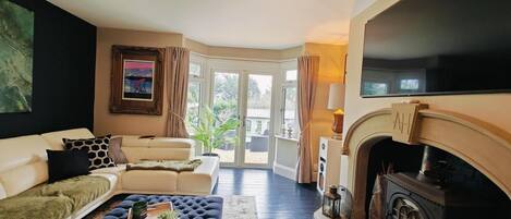 Televisión y chimenea