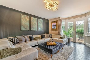 TV, fireplace - 6 Bed in Worthing (oc-w31944) (Worthing)