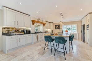 Microwave, oven, dishwasher, high chair - 6 Bed in Worthing (oc-w31944) (Worthing)