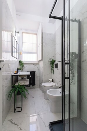 Shower, hair dryer, bidet, towels - 3 Bedrooms Termini Apartment (Roma)