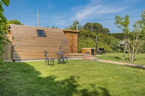 Outdoor dining - 1 Bed in Sandown (oc-h31917) (Newchurch)