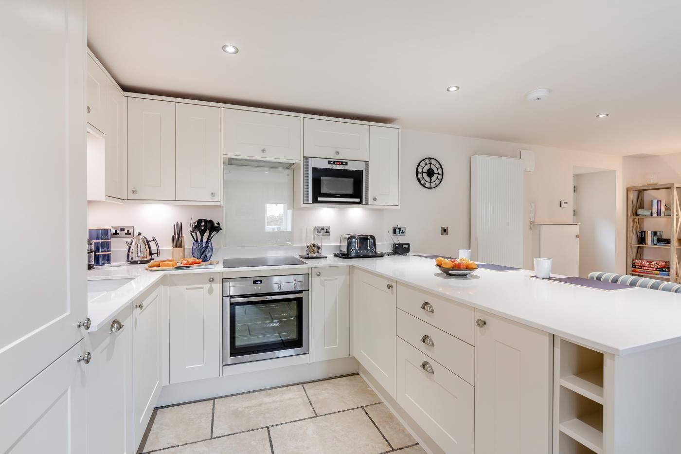 Four, lave-vaisselle, chaise haute