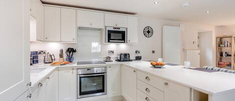 Four, lave-vaisselle, chaise haute