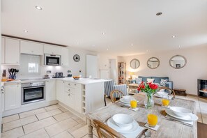 Oven, dishwasher, high chair, cookware/dishes/utensils - 2 Bed in Bamburgh (oc-gd0462) (Bamburgh)