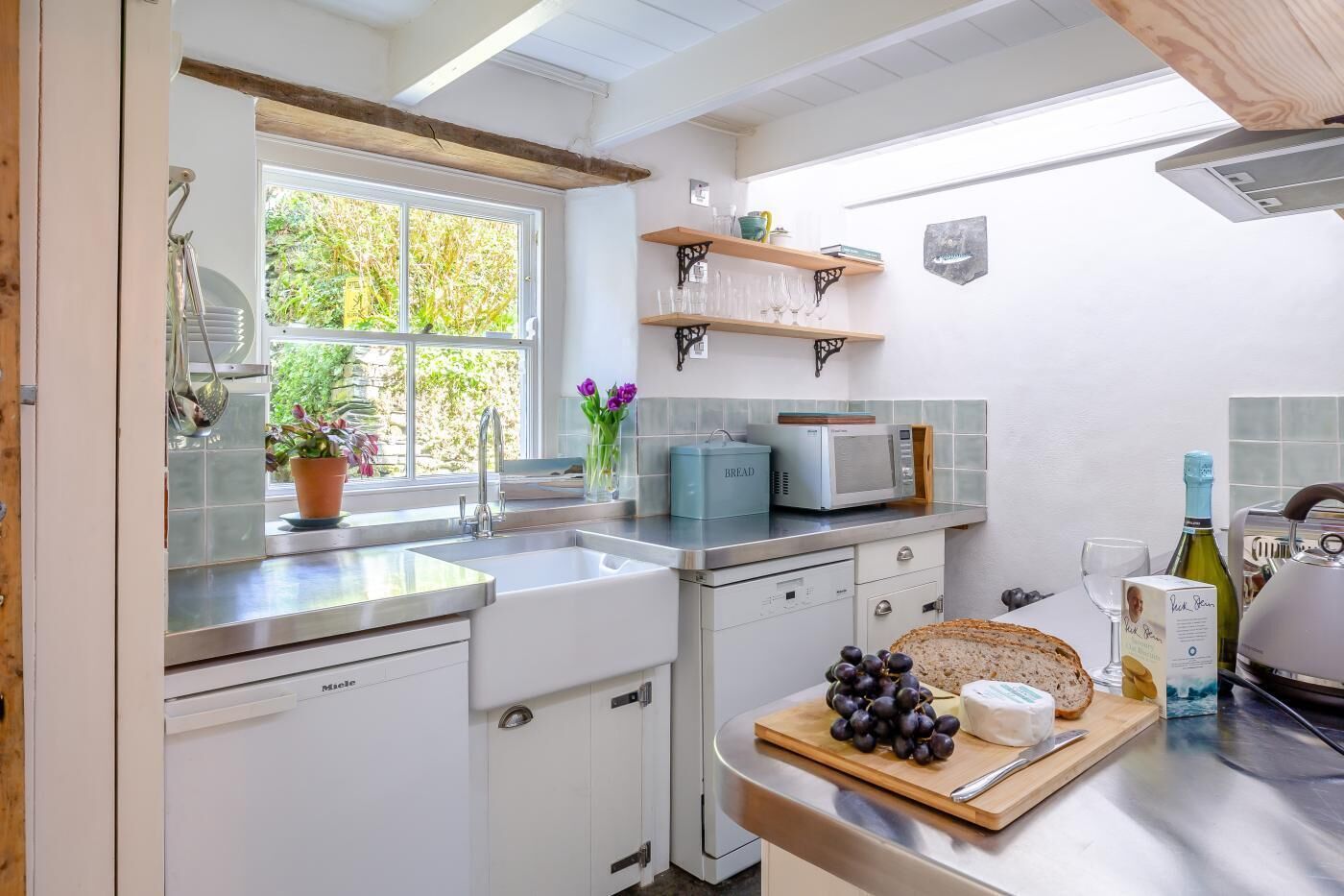 Microondas, horno, lavavajillas y periquera 