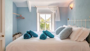 A bedroom with a bed, a window, and a hanging light fixture. - 3 Bed in St. Teath (oc-r31945) (Saint Teath)