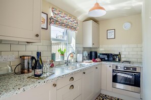 Oven, high chair, cookware/dishes/utensils - 1 Bed in Summercourt (oc-b31829) (Summercourt)