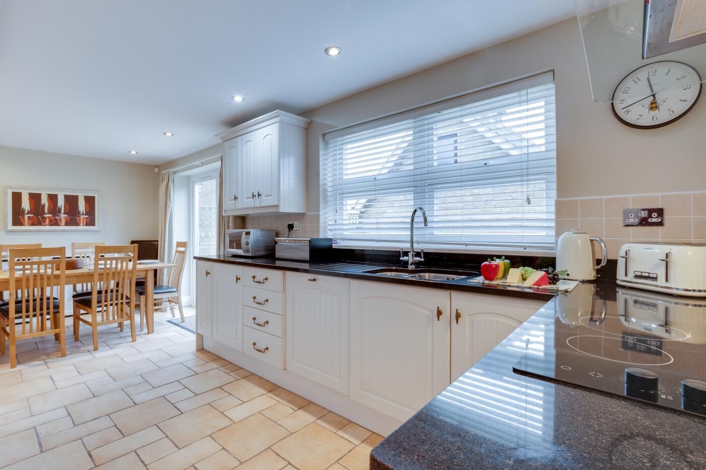 Fogão, talheres/pratos/utensílios de cozinha