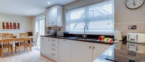 Fogão, talheres/pratos/utensílios de cozinha