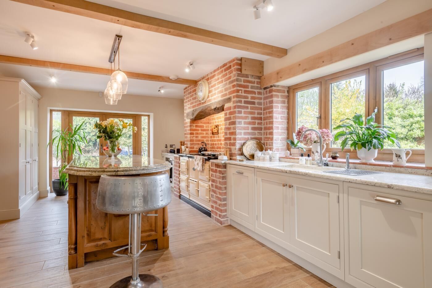 Microondas, horno, lavavajillas y trona infantil