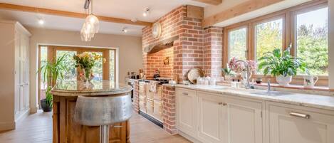 Microondas, horno, lavavajillas y trona infantil