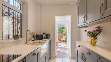 Microwave, oven, dishwasher, cookware/dishes/utensils