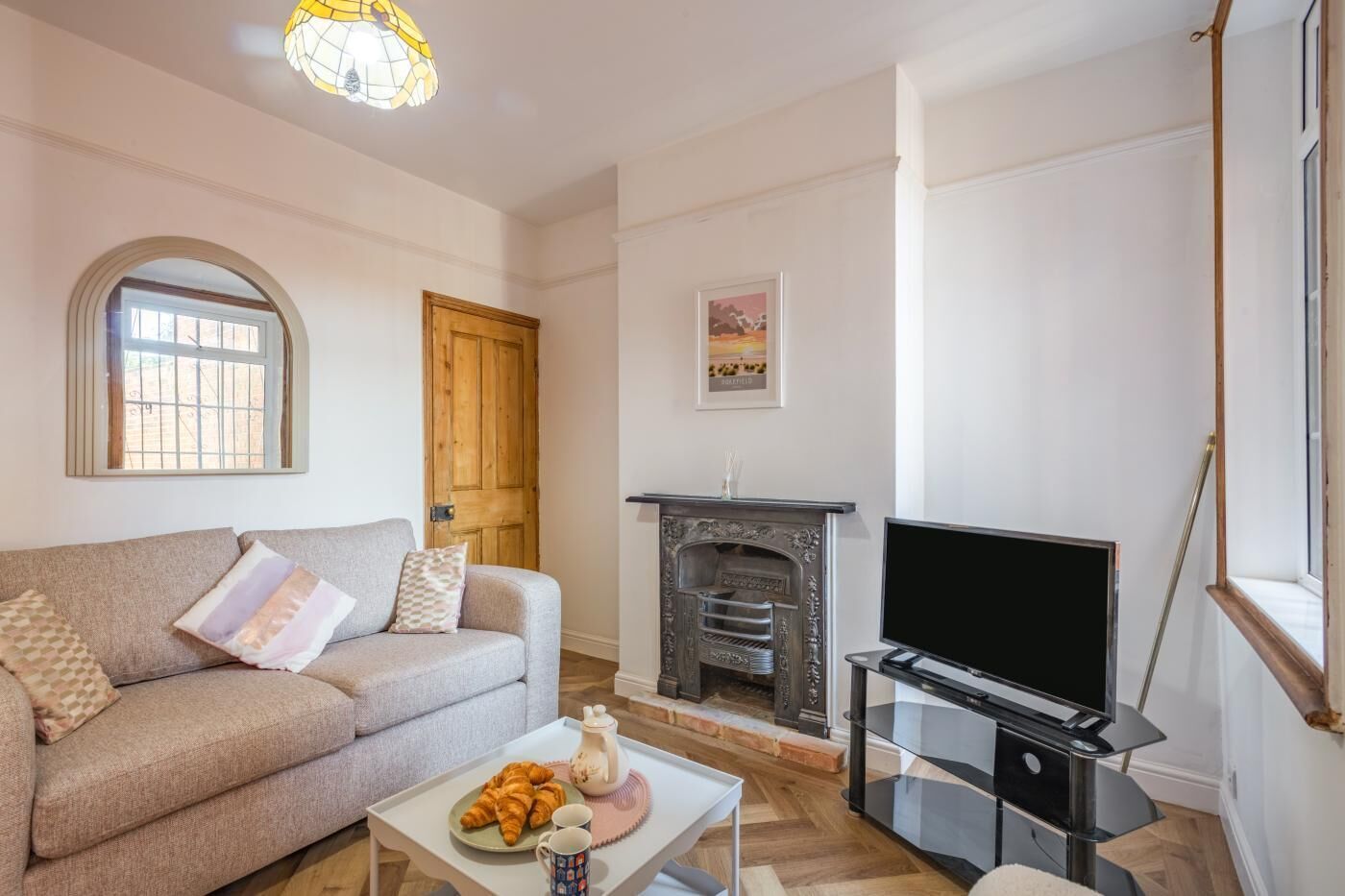 TV, fireplace
